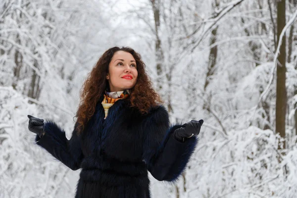 Winter frost. Beautiful woman in a fur coat — Stock Photo, Image