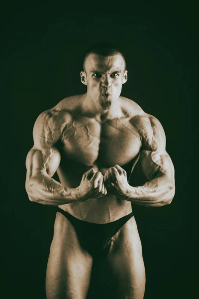Yakışıklı güç atletik erkek — Stok fotoğraf