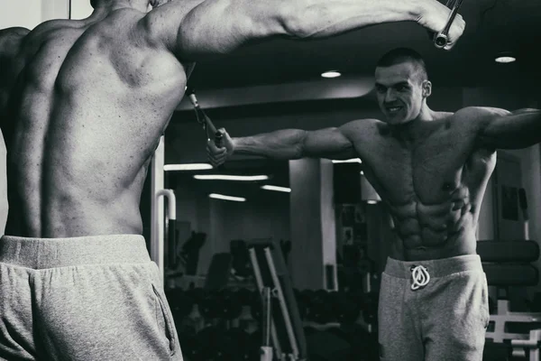 Um homem treinado em uma academia — Fotografia de Stock