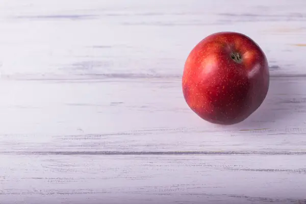 Ahşap bir arka planda elma — Stok fotoğraf