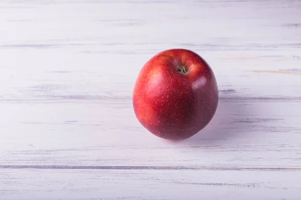 Appel op een houten achtergrond — Stockfoto