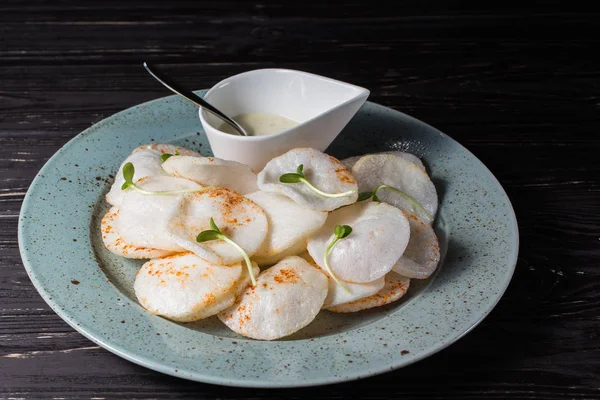 Stock image rice crisps with sauce