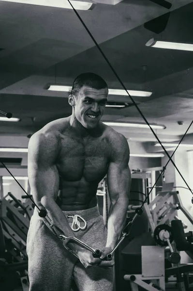 Eğitimli bir adam bir fitness Club