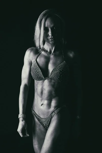 Donna bodybuilder su nero — Foto Stock