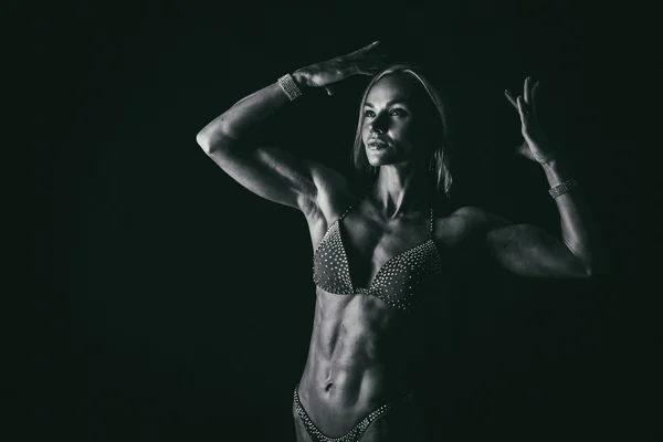 Bodybuilderin auf schwarz — Stockfoto
