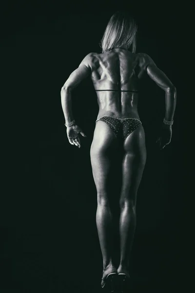 Femme bodybuilder sur noir — Photo