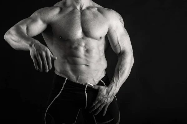 Cuerpo masculino muscular en una foto en blanco y negro . — Foto de Stock