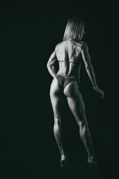 Donna bodybuilder su nero — Foto Stock
