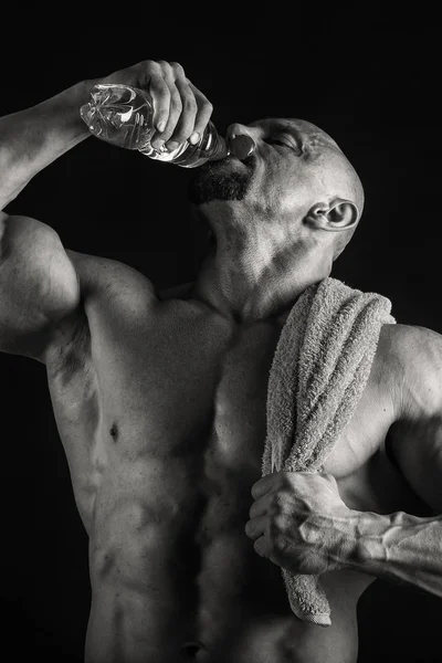 Corpo maschile muscolare su una foto in bianco e nero . — Foto Stock