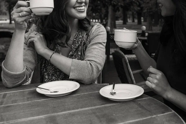 Chicas en el café en la calle —  Fotos de Stock