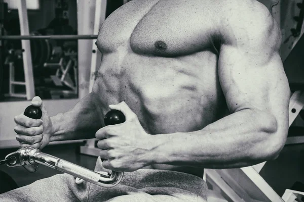 A trained man in a fitness club — Stock Photo, Image