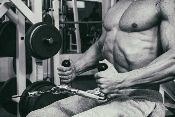 Un hombre entrenado en un gimnasio — Foto de Stock