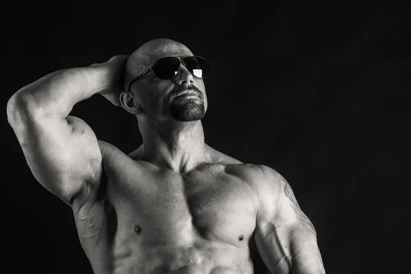 Cuerpo masculino muscular en una foto en blanco y negro . — Foto de Stock