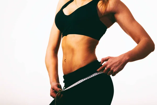 Fitness. Figura deportiva de una chica sobre un fondo claro . — Foto de Stock