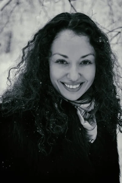 Retrato de una hermosa chica con abrigo de piel en invierno — Foto de Stock