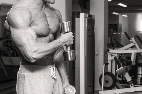 L'homme dans la salle de gym — Photo