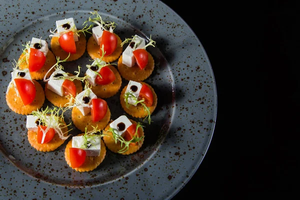 Canapé com queijo e tomate — Fotografia de Stock