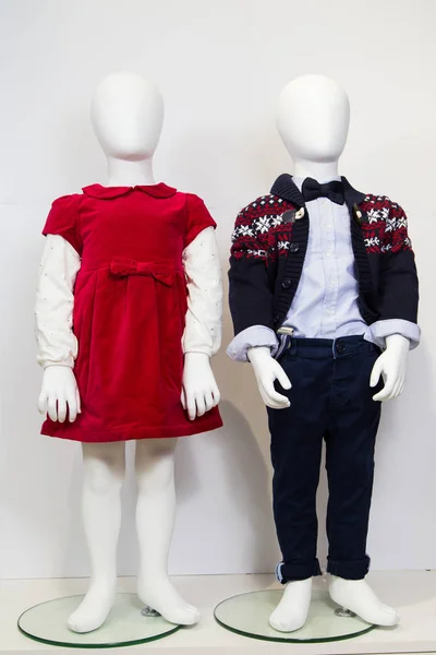 Mannequins met kinderkleding — Stockfoto