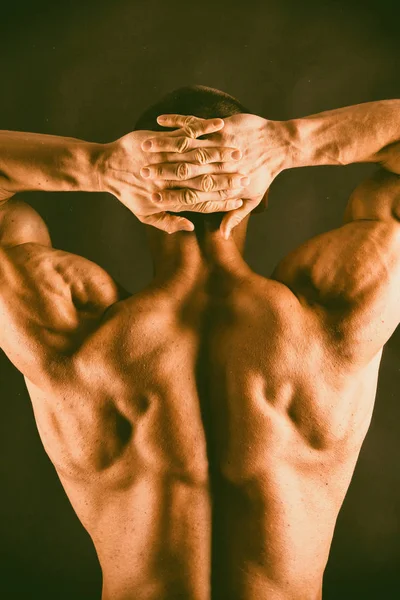 Bodybuilder on a dark background. — Stock Photo, Image