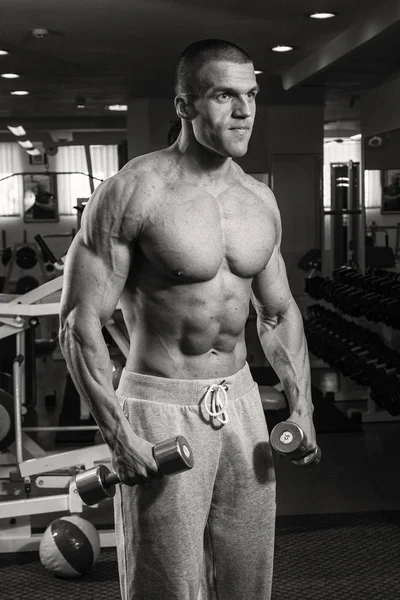 El hombre en el gimnasio —  Fotos de Stock