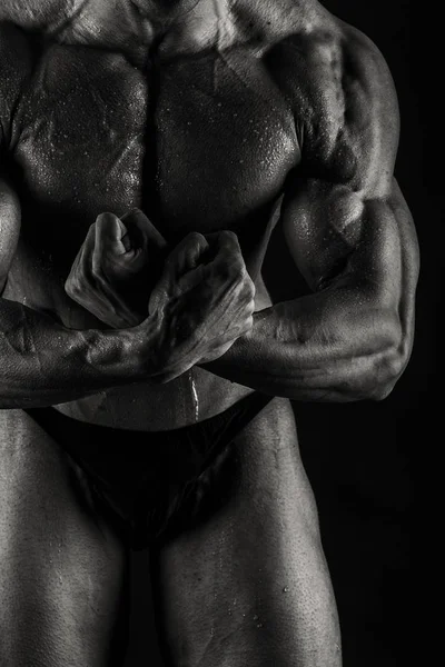 Fitness potere maschile su una foto in bianco e nero . — Foto Stock