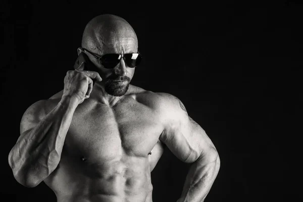 Bodybuilder auf einem Schwarz-Weiß-Foto. — Stockfoto
