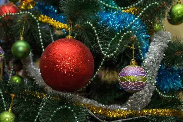 Décorations de Noël sur le sapin de Noël — Photo