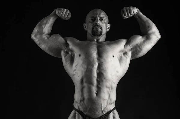 Bodybuilder sur une photo noir et blanc . — Photo