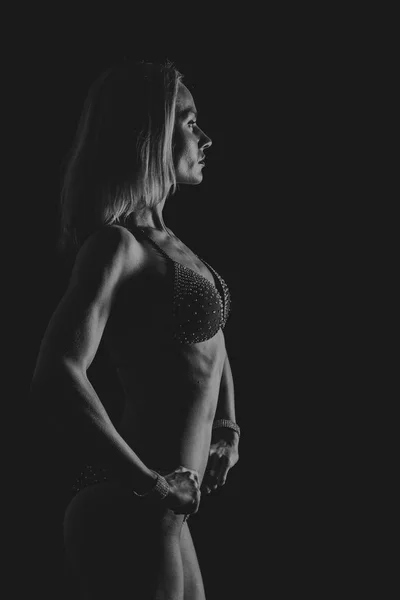 Lättnad, muskulös fitness tjej — Stockfoto