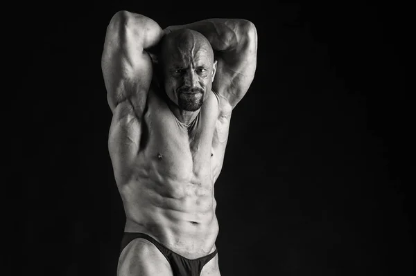 Bodybuilder på ett svartvitt foto. — Stockfoto