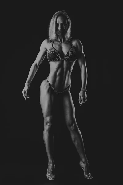 Рельеф, мышечная фитнес-девушка — стоковое фото