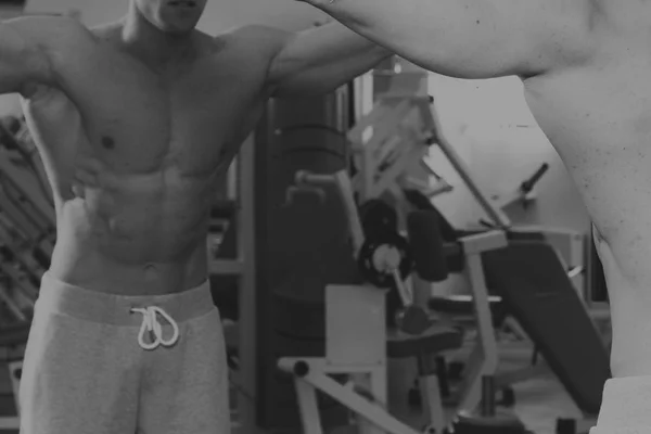 El hombre en el gimnasio — Foto de Stock