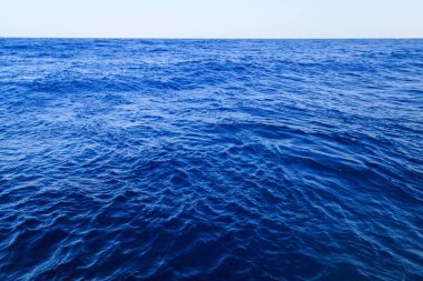 Güzel mavi deniz. Doğanın güzelliği.