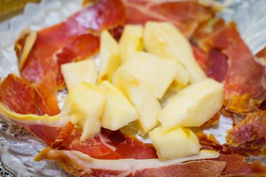 Prosciutto crudo armut ile