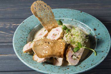 Salata tavuk, sebze ve sos ile