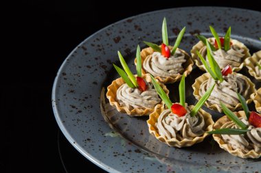 Yapıştır büfe yemekleri ile kanepeler