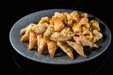 Puf böreği güzel bir plaka üzerinde