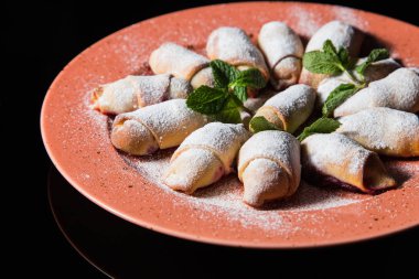 simit ile pudra şekeri serpilir