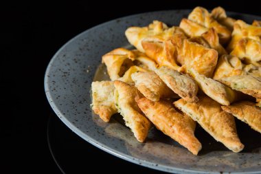 Puf böreği güzel bir plaka üzerinde