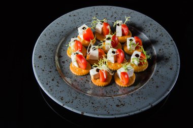 Peynirli ve domatesli kanepeler