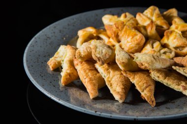 Puf böreği güzel bir plaka üzerinde