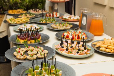 açık büfe yemekler, lezzetli yemekler masa.