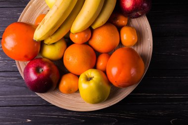 Ahşap arka plan üzerinde meyve