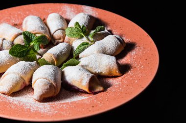 simit ile pudra şekeri serpilir