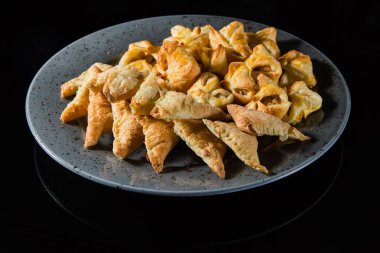 Puf böreği güzel bir plaka üzerinde