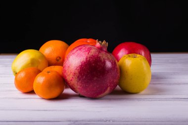 Ahşap arka plan üzerinde meyve