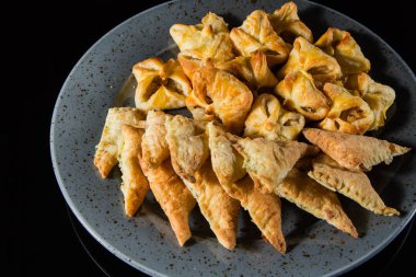 Puf böreği güzel bir plaka üzerinde