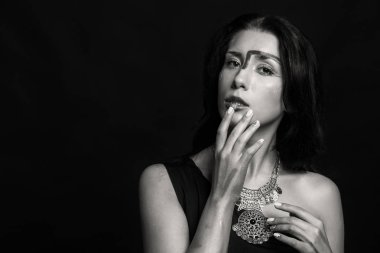 siyah beyaz bir kadın portresi