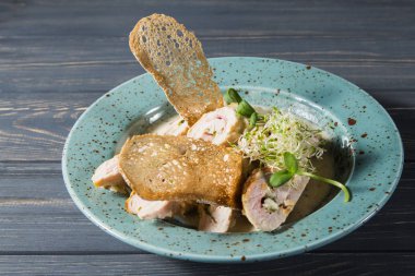 Salata tavuk, sebze ve sos ile