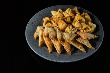 Puf böreği güzel bir plaka üzerinde